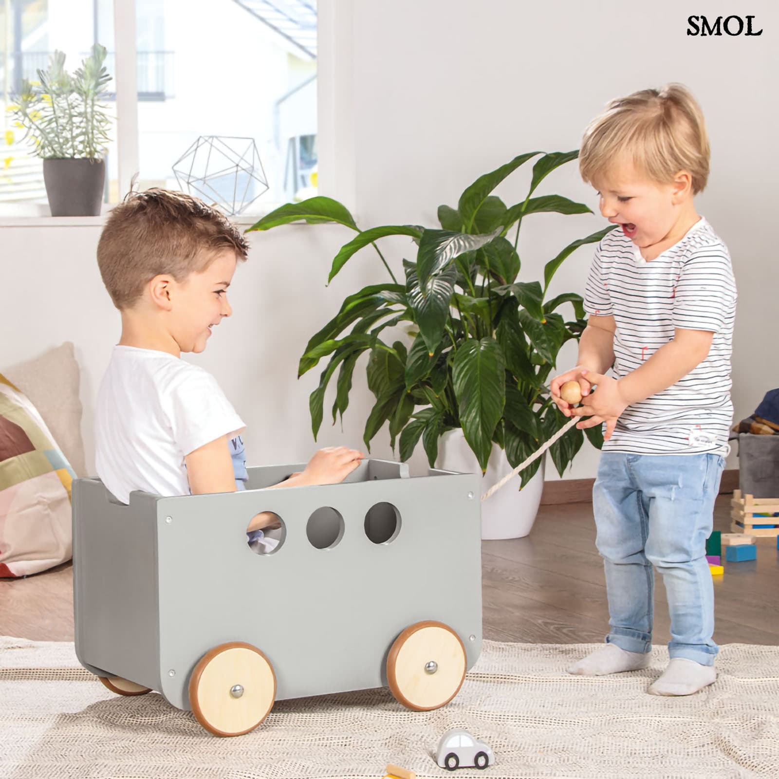 Fa Játékdoboz Kerekeken, szürke | JIM | SMOL - két kisgyerek húzza egymást