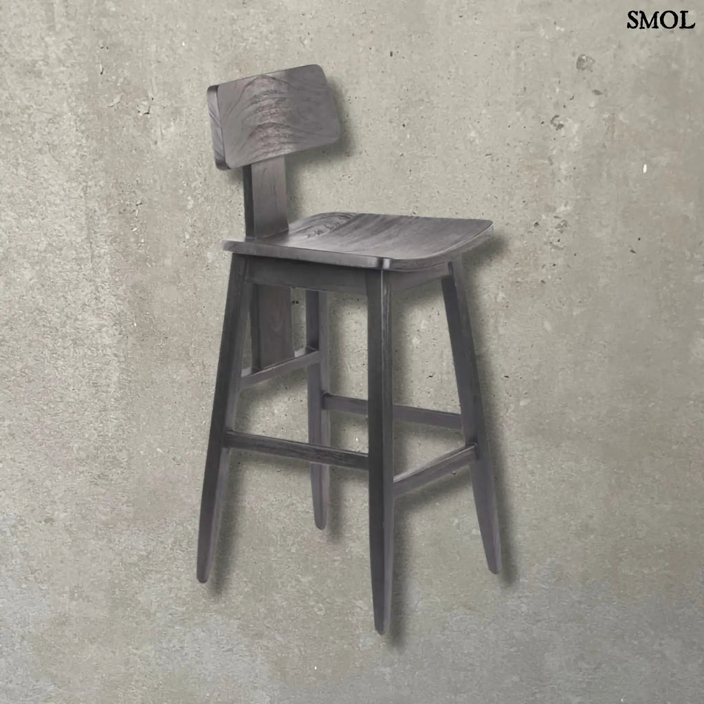 Fekete fa bárszék LovYa, tömör teakfa háttámlával, modern konyhaszigethez szürke háttérrel