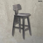 Fekete fa bárszék LovYa, tömör teakfa háttámlával, modern konyhaszigethez szürke háttérrel