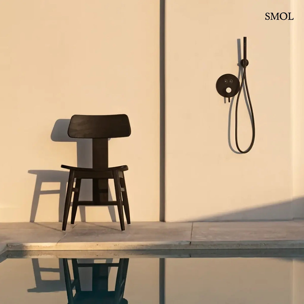 LovYa fekete tömör teakfa étkezőszék, skandináv design, kültéren, zuhanyozó mellett