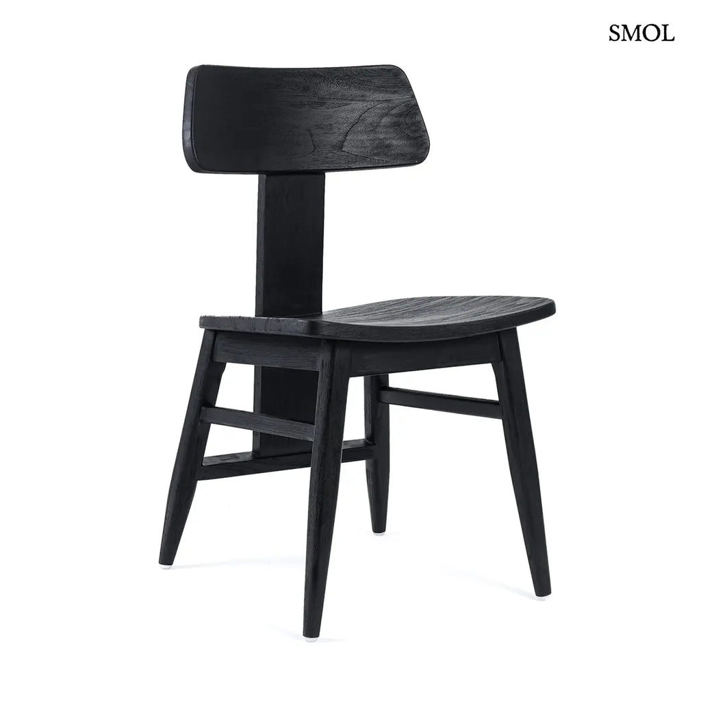 LovYa fekete tömör teakfa étkezőszék, skandináv design, ferdén, fehér háttérrel