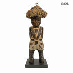 Fa figura szalmakalappal | YEREMA | SMOL - fehér háttérrel, szemből