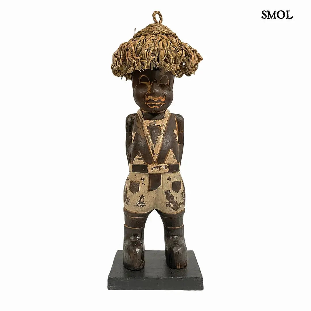 Fa figura szalmakalappal | YEREMA | SMOL - fehér háttérrel, szemből