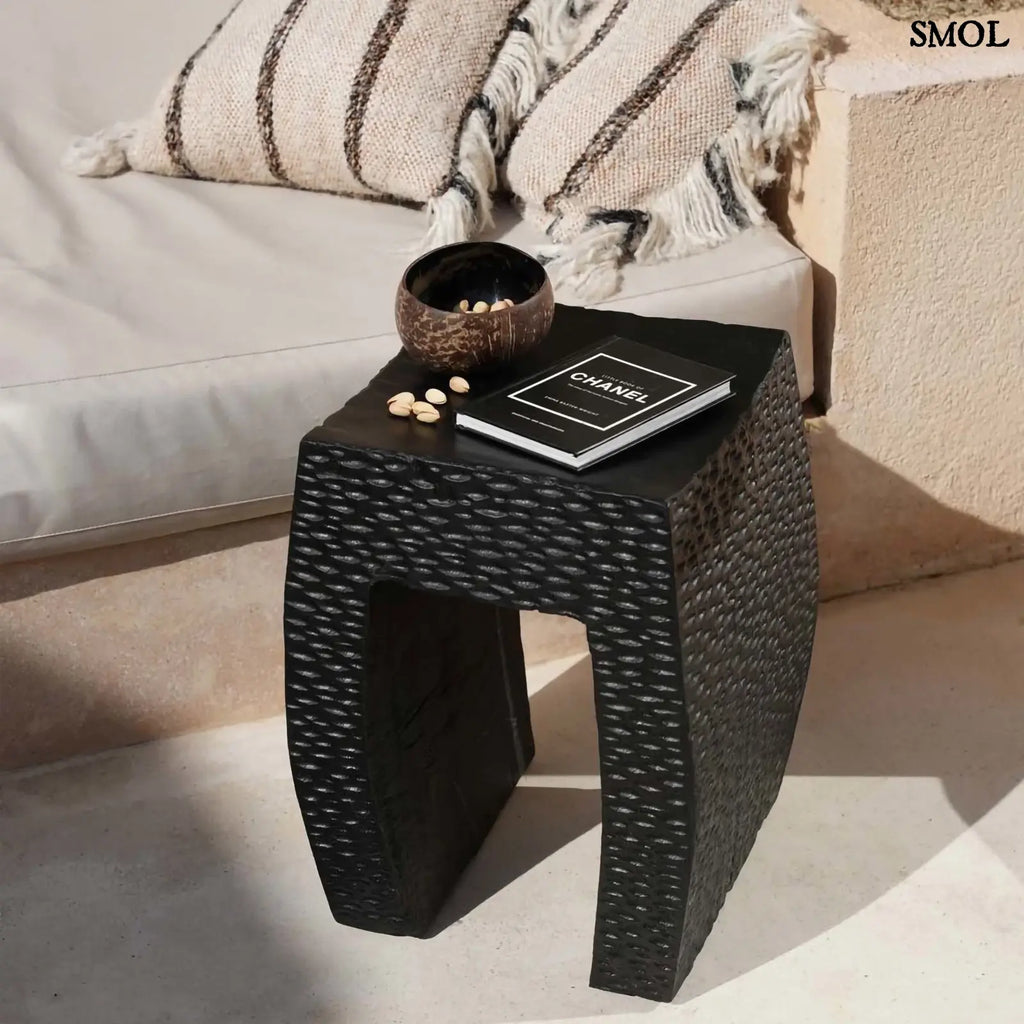 Fekete színű, rusztikus suárfa kisasztal és ülőke könyvvel és magokkal