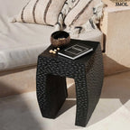 Fekete színű, rusztikus suárfa kisasztal és ülőke könyvvel és magokkal