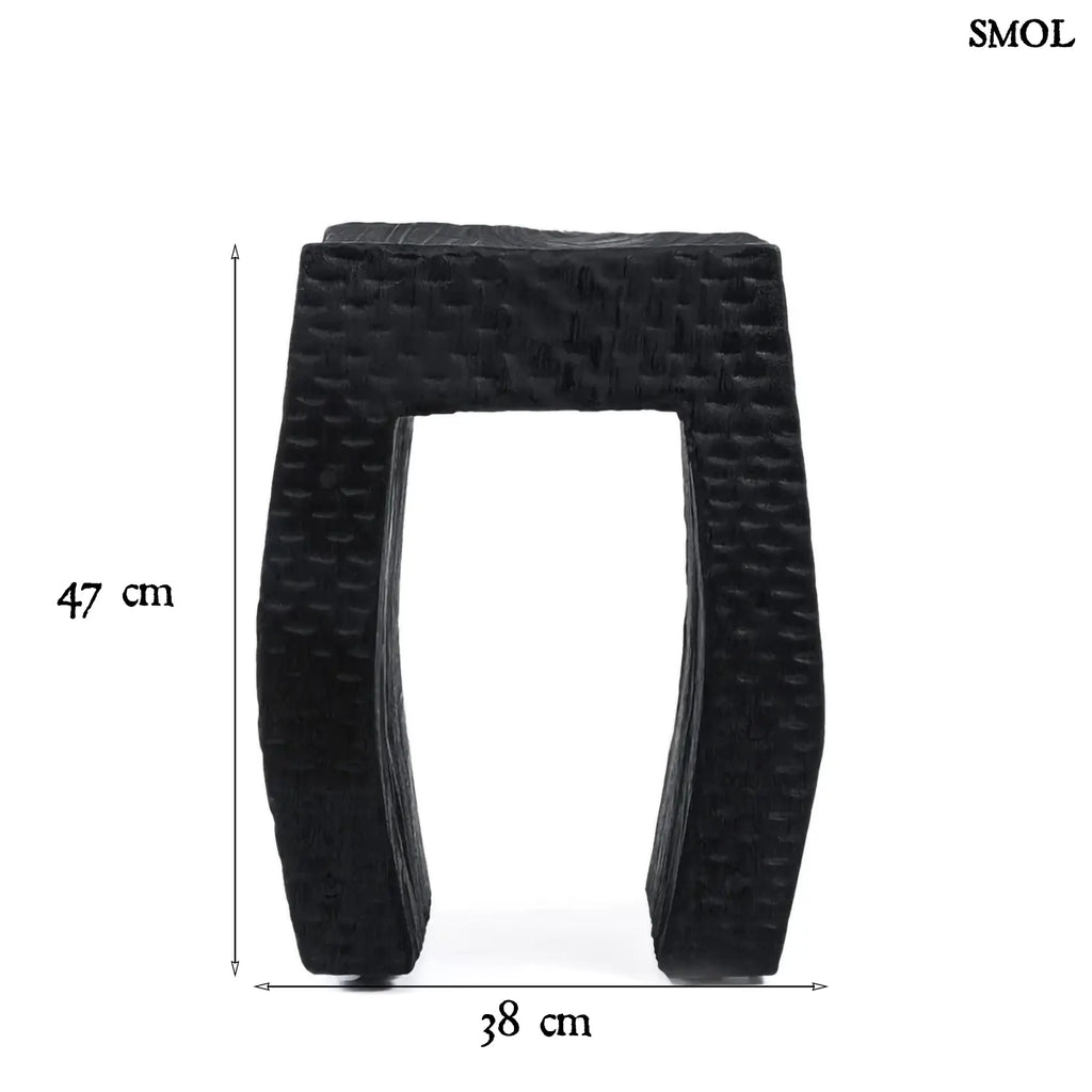 Fekete színű, rusztikus suárfa kisasztal és ülőke méretekkel