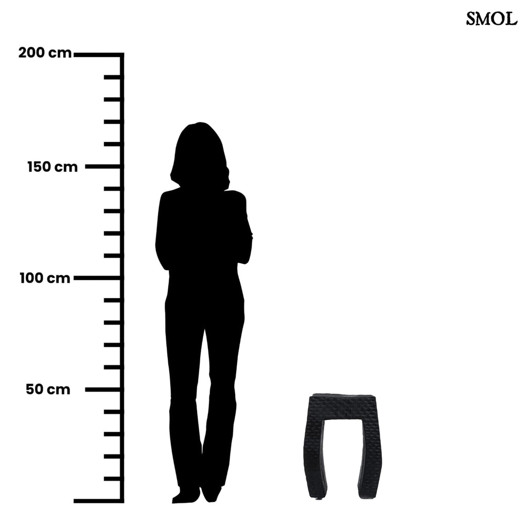 Fekete színű, rusztikus suárfa kisasztal és ülőke méretarányosan