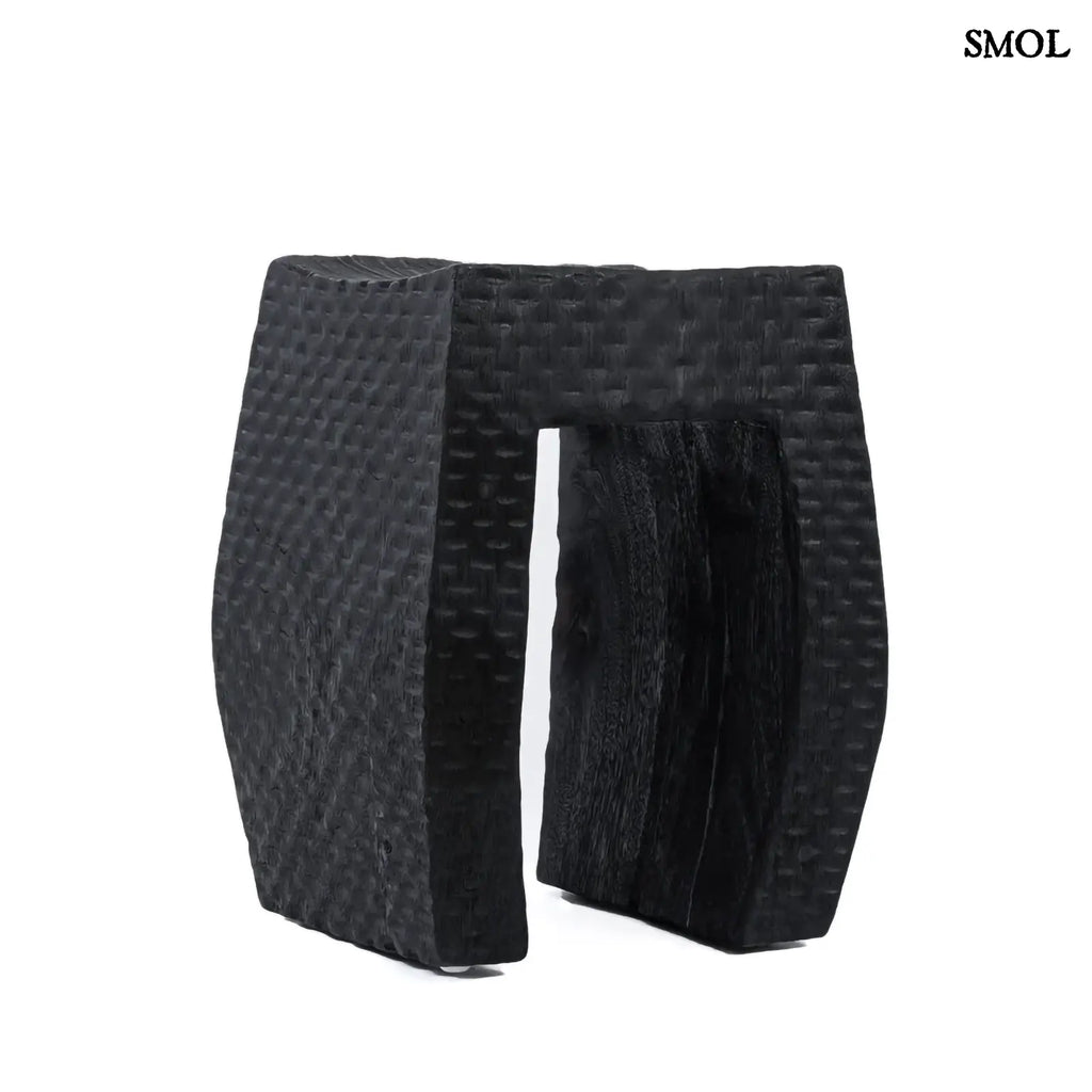 Fekete színű, rusztikus suárfa kisasztal és ülőke fehér háttérrel