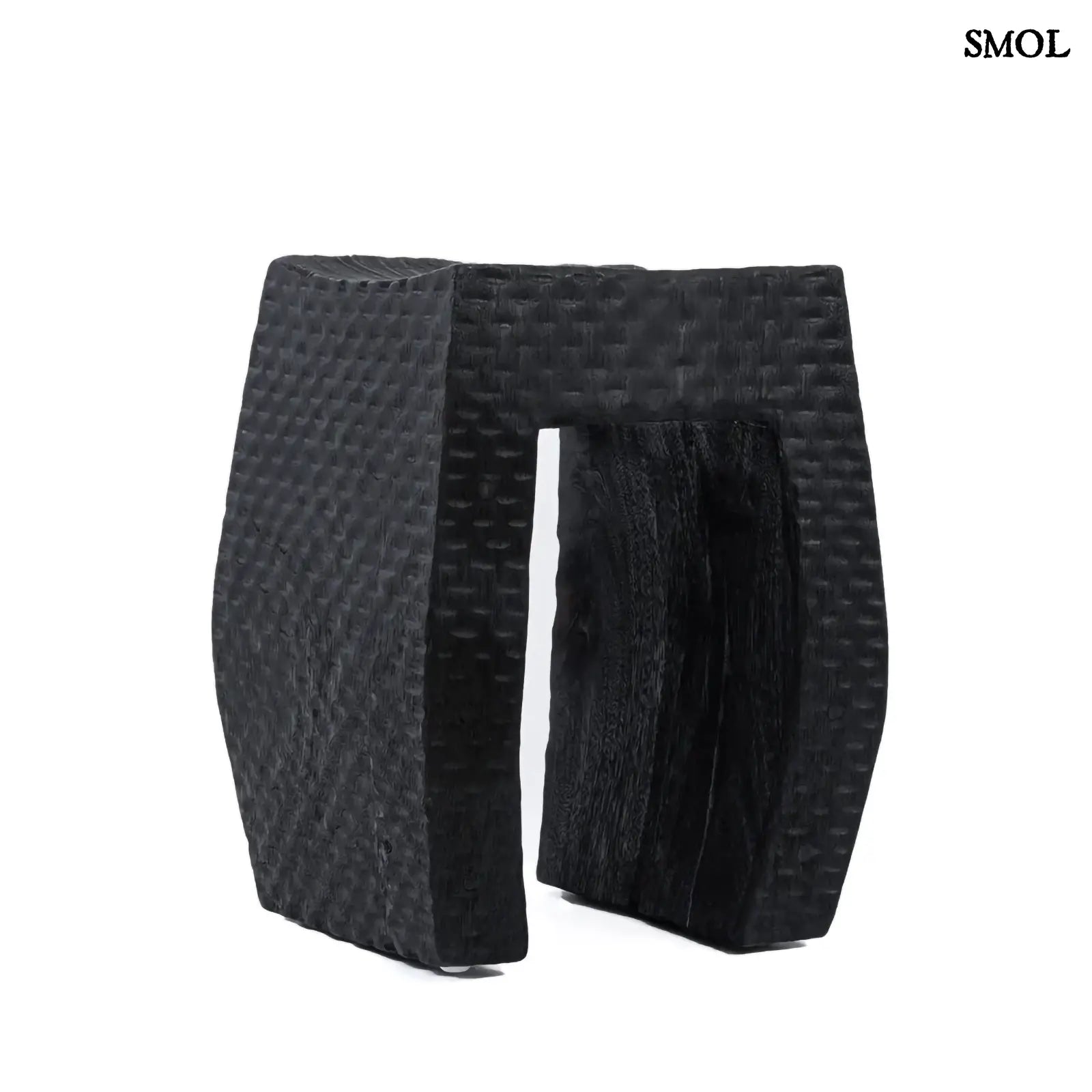 Fekete színű, rusztikus suárfa kisasztal és ülőke fehér háttérrel