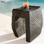 Fekete színű, rusztikus suárfa kisasztal és ülőke medence mellett, koktéllal