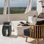 Fekete színű, rusztikus suárfa kisasztal és ülőke teraszon fekete kiegészítőkkel