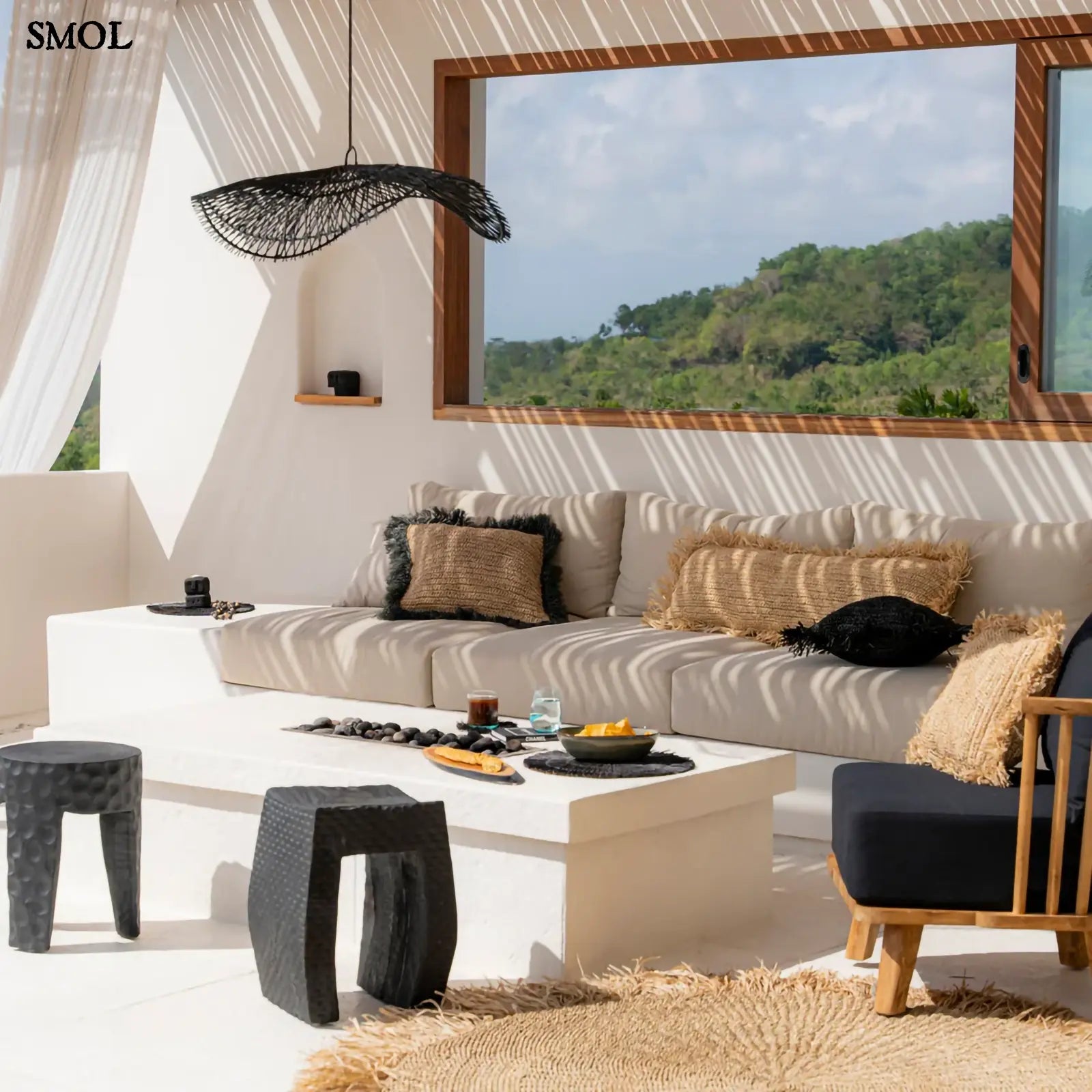 Fekete színű, rusztikus suárfa kisasztal és ülőke teraszon