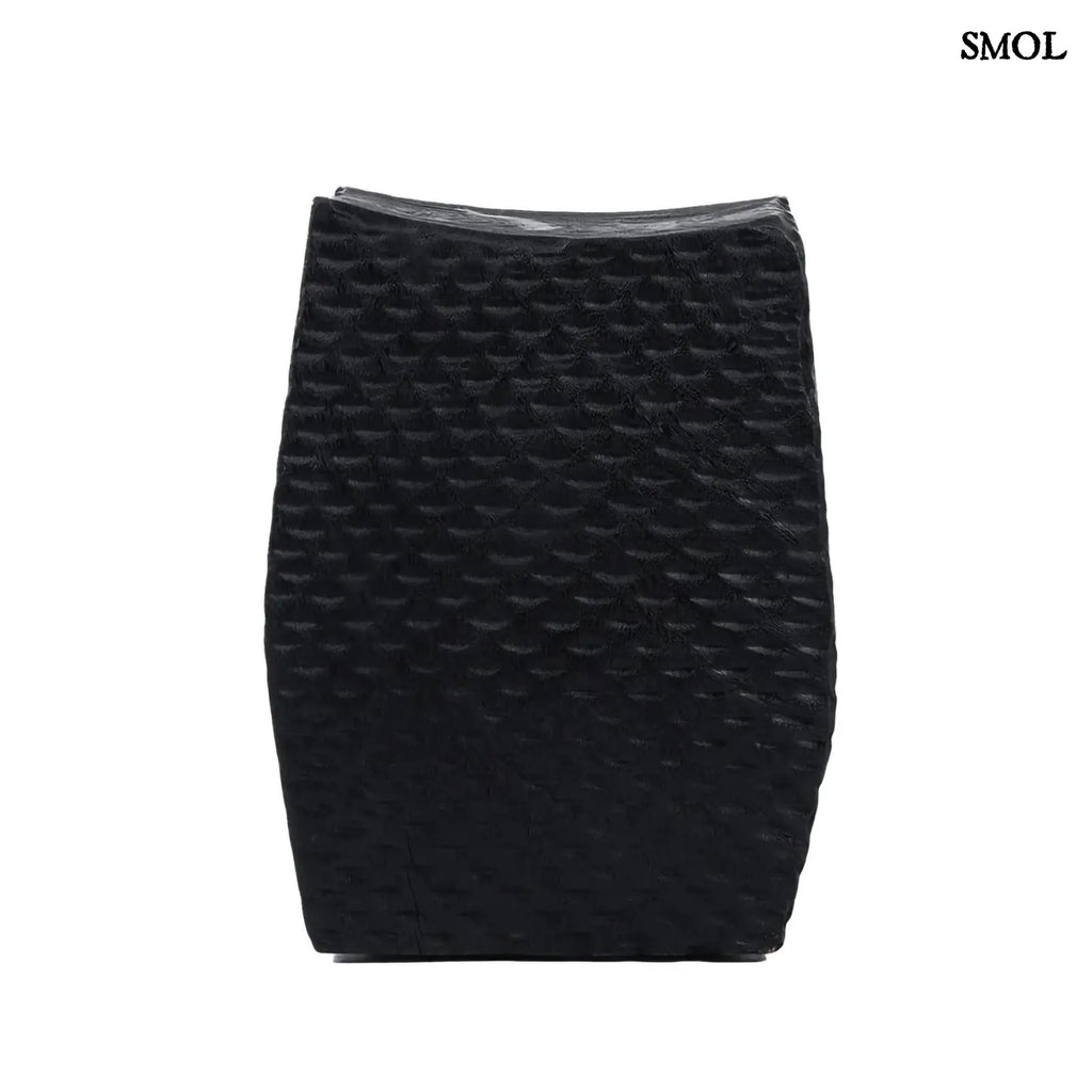 Fekete színű, rusztikus suárfa kisasztal és ülőke oldalról