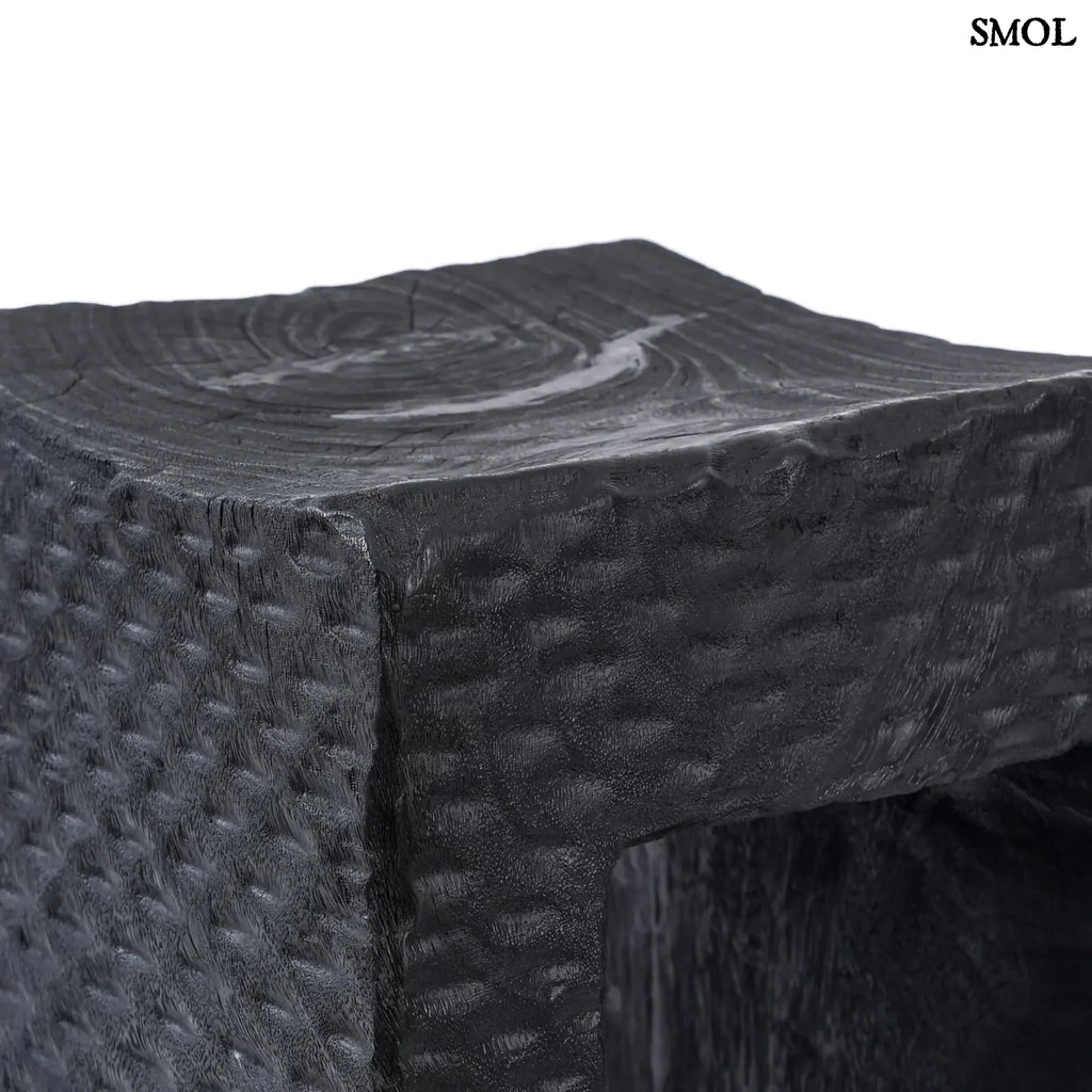 Fekete színű, rusztikus suárfa kisasztal és ülőke ülőfelülte oldalról