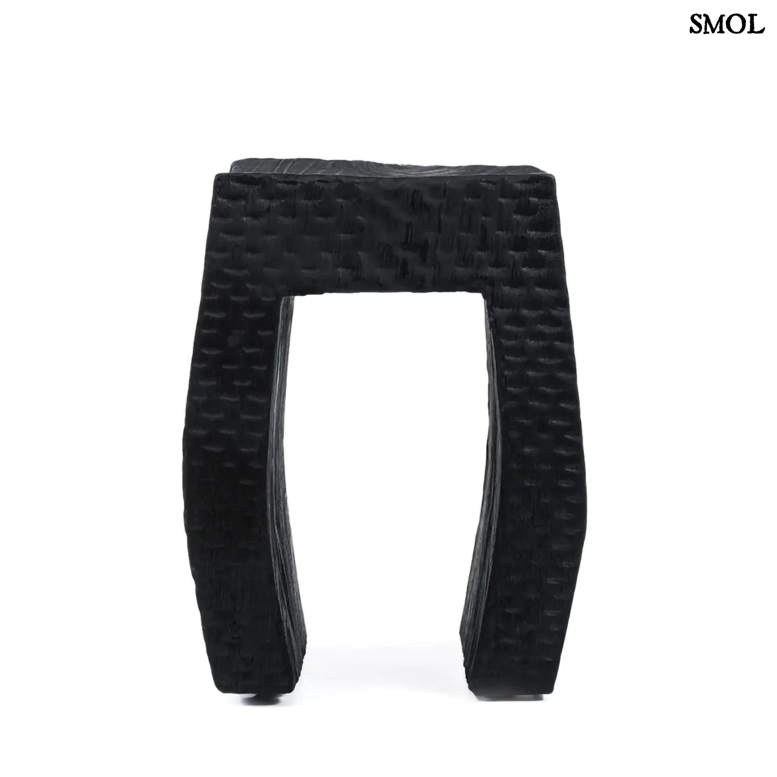 Fekete színű, rusztikus suárfa kisasztal és ülőke oldalról