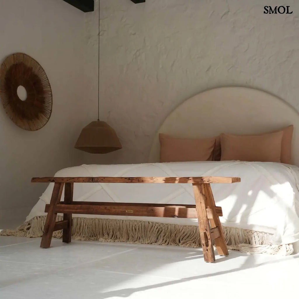 Natúr teakfából készült, rusztikus megjelenésű fa pad hálószobában, ágy előtt