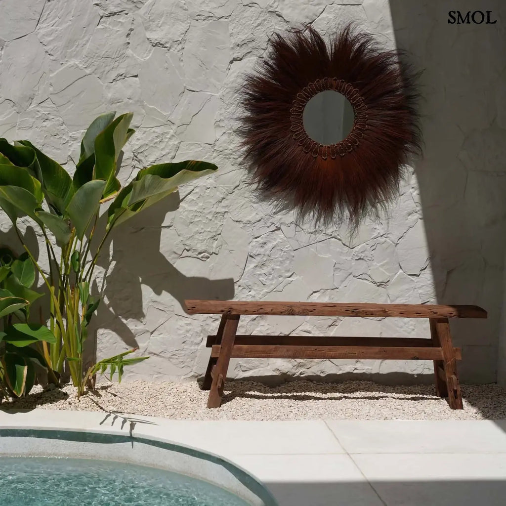 Natúr teakfából készült, rusztikus megjelenésű fa pad kertben