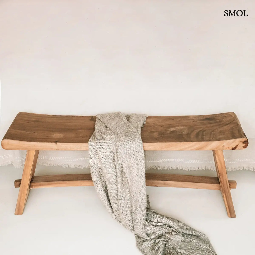 Tömör suar fa pad natúr színben, 120×45 cm, pléddel