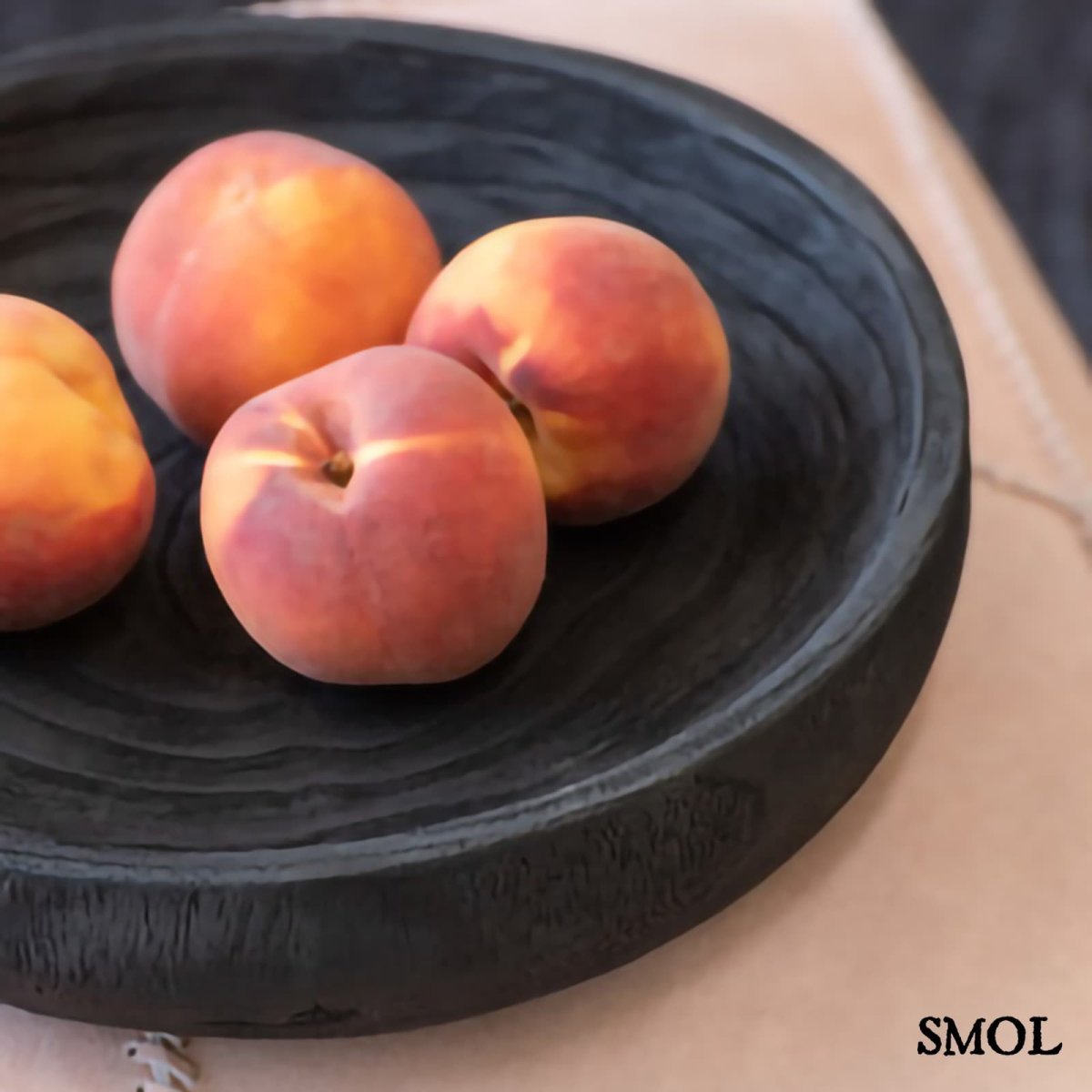 HUGO fa tál szett mélyen barázdált, sötét tónusú erezettel és rusztikus belső textúrával, barackkal