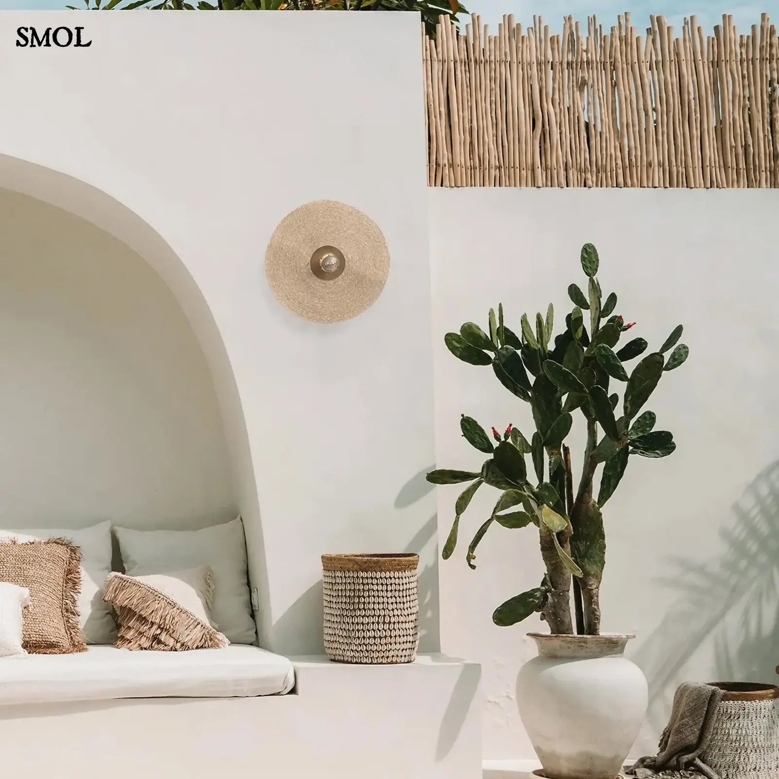 Fonott fali lámpa, kerek, natúr fűszövet árnyékolóval és sárgaréz középpel, teraszon