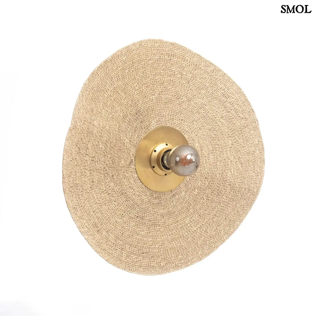 Fonott fali lámpa, kerek, natúr fűszövet árnyékolóval és sárgaréz középpel, elforgatva