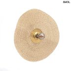 Fonott fali lámpa, kerek, natúr fűszövet árnyékolóval és sárgaréz középpel, elforgatva