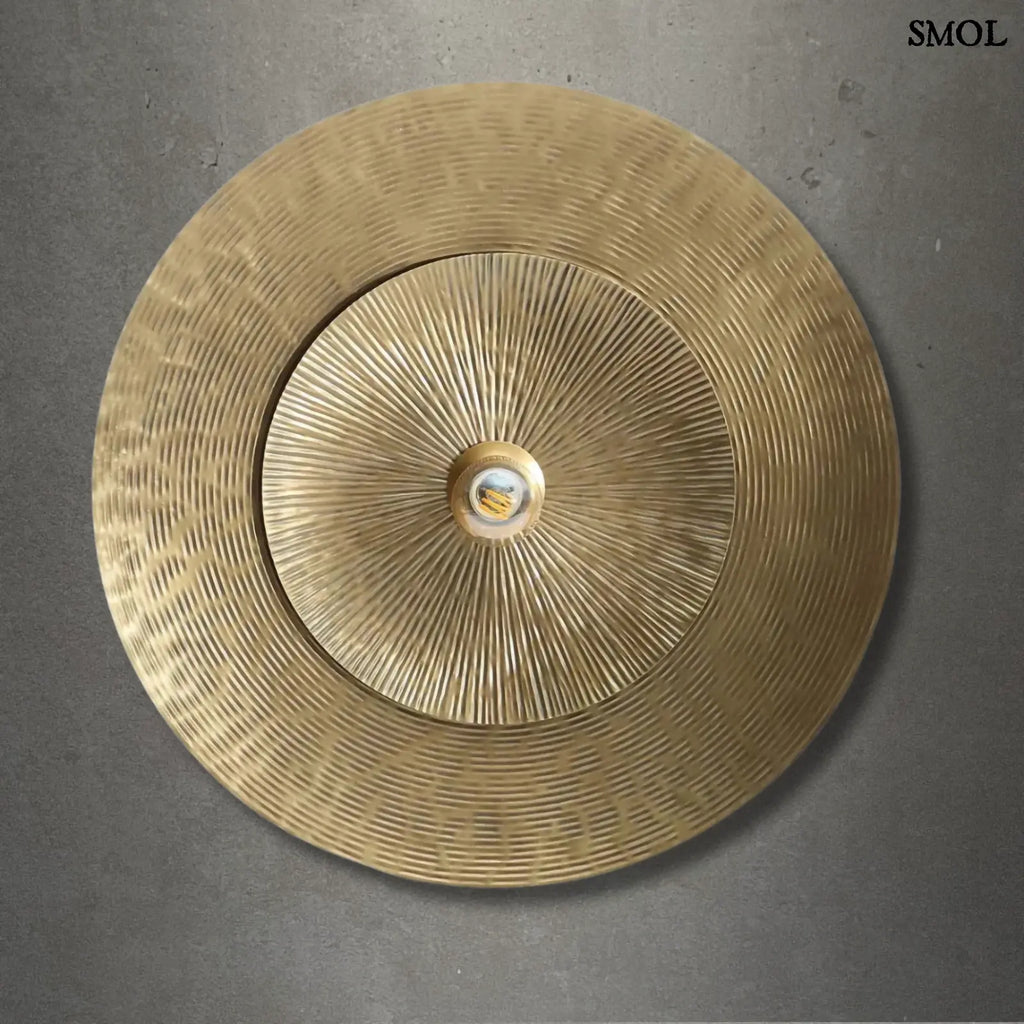 Sárgaréz Fali Lámpa dupla hold formával, indiai kézműves munka, szürke háttérrel