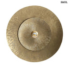 Sárgaréz Fali Lámpa dupla hold formával, indiai kézműves munka, fehér háttérrel