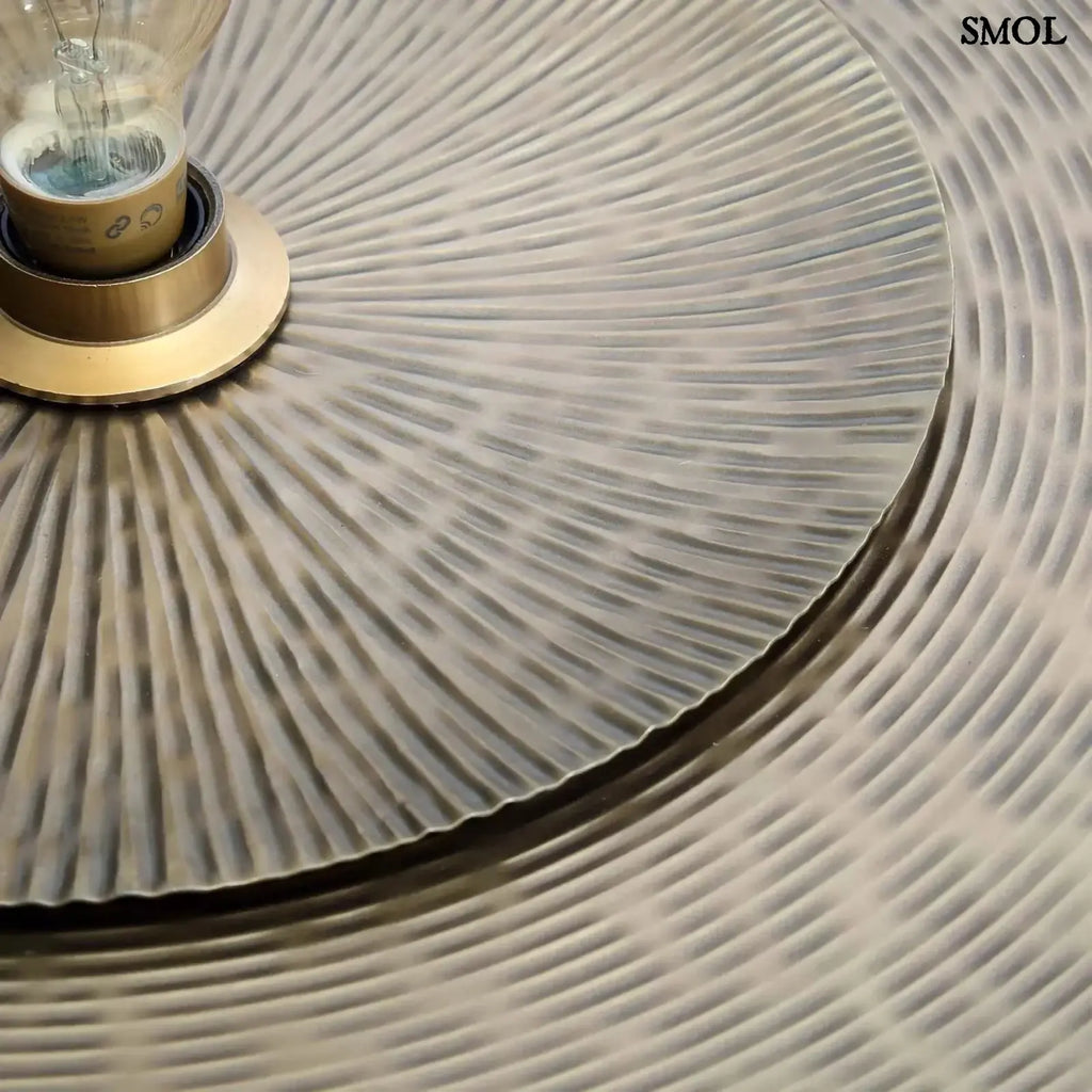 Sárgaréz Fali Lámpa dupla hold formával, indiai kézműves munka,  textúra nagyítva