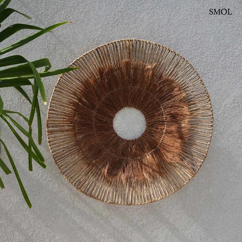 Kerek natúr fali dekoráció banánlevélből és kókuszból, 90×90 cm, falon, növénnyel