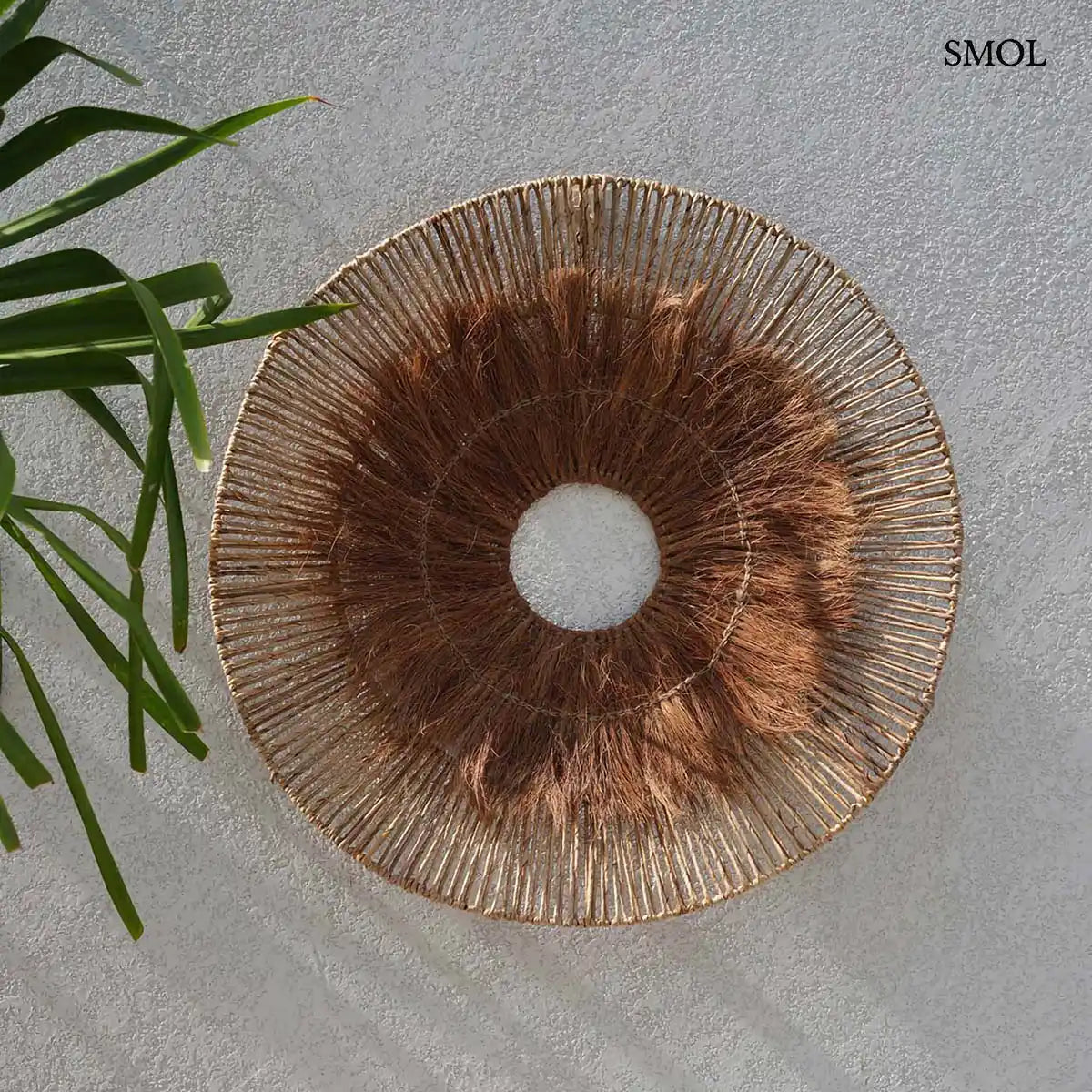  Kerek natúr fali dekoráció banánlevélből és kókuszból, 90×90 cm, falon, növénnyel