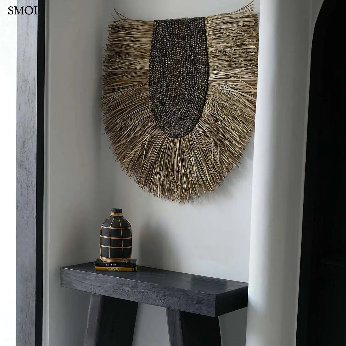 NAHLA fonott fali dekoráció natúr pandan fűből, ovális forma – 85 × 81 cm, konzolasztal felett