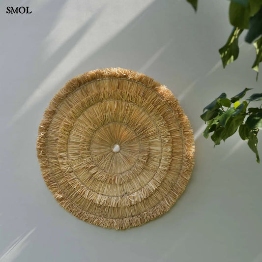 Fali dekoráció - nagyméretű, natúr szizál, 85 cm | SEHSEH - smol.hu -  szürke falon, növénnyel