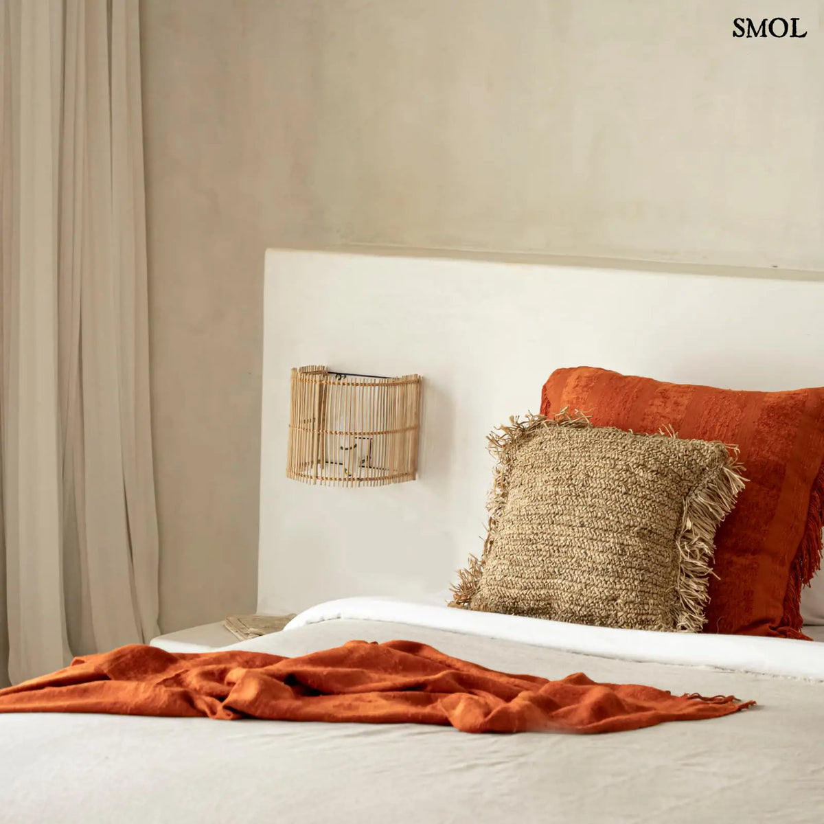 GIGI natúr rattan, kézzel font, félhenger formájú fali lámpaernyő, rozsdás párnákkal, hálószobában, ágy mellett