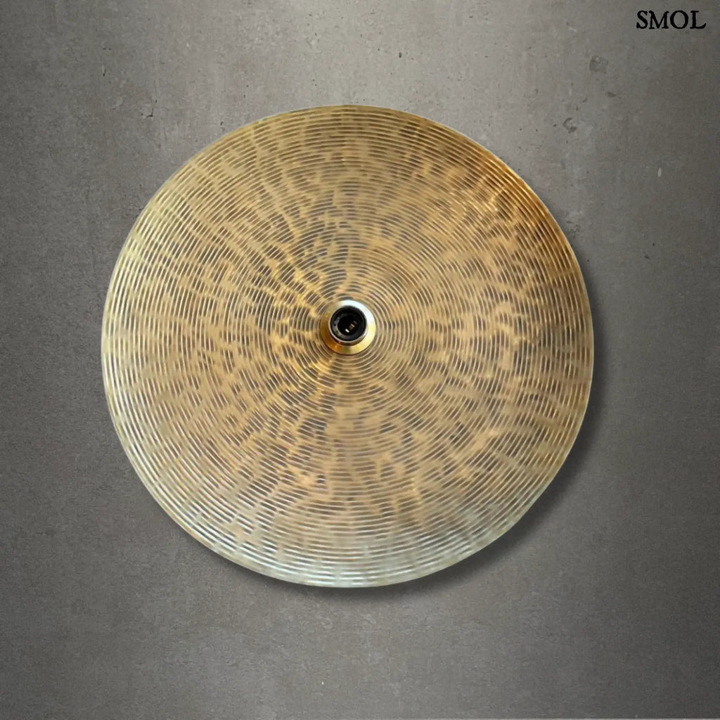 Kerek FULL MOON réz falilámpa fekete foltokkal, szürke háttérrel