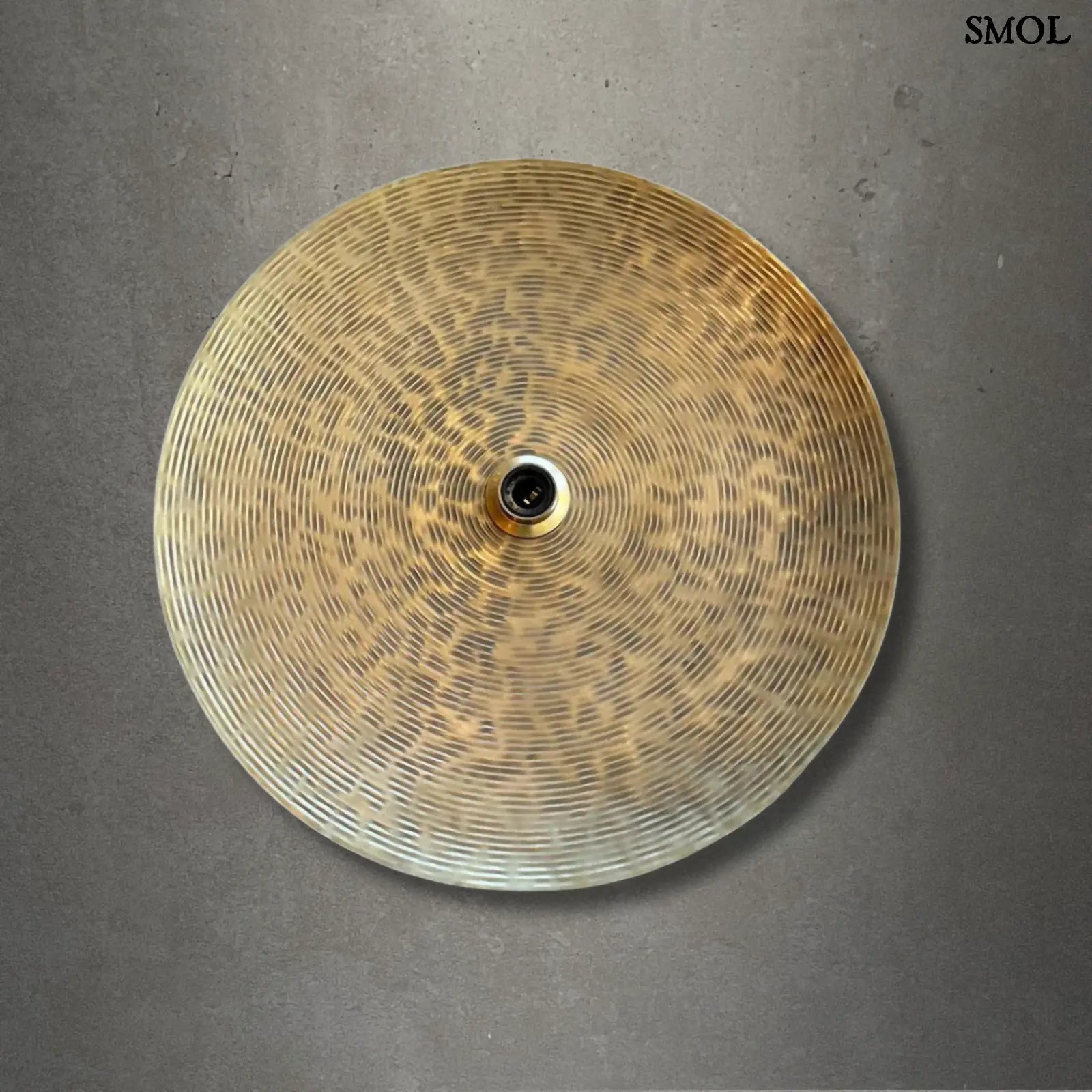 Kerek FULL MOON réz falilámpa fekete foltokkal, szürke háttérrel