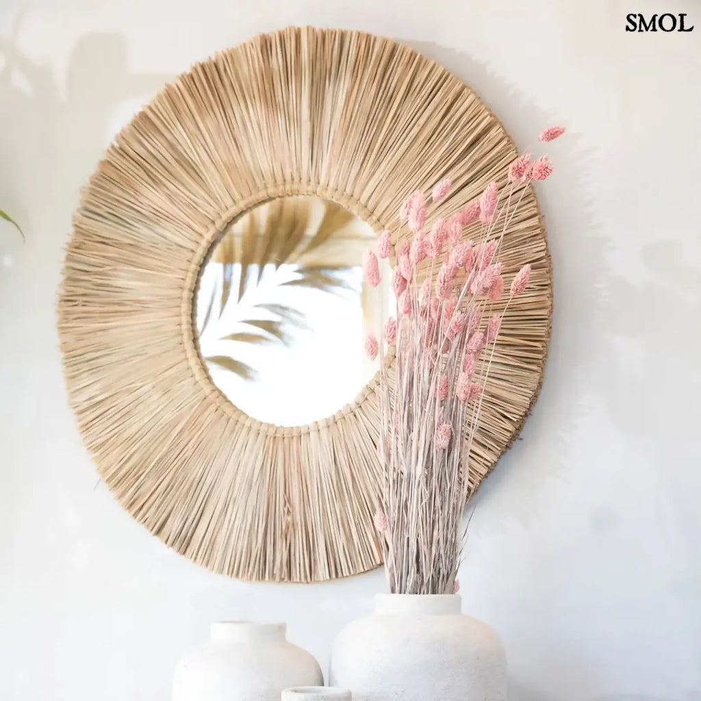 Boho stílusú, természetes fűből készült kör alakú falitükör, rózsaszín fűvel