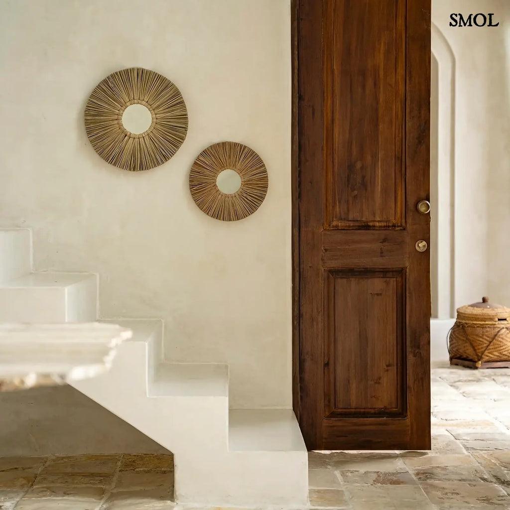 Boho stílusú, természetes fűből készült kör alakú falitükör, lépcsőn, ajtónál