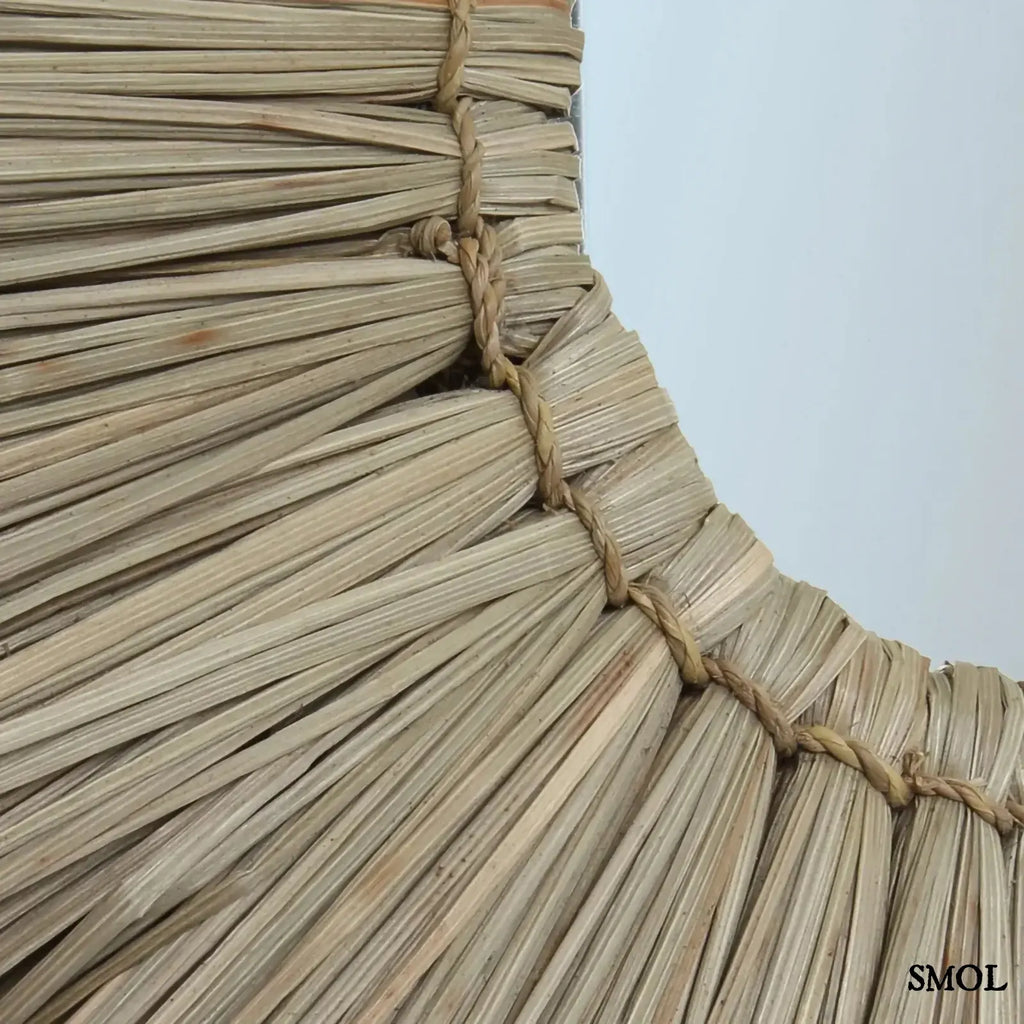 Boho stílusú, természetes fűből készült kör alakú falitükör, fonat nagyítva