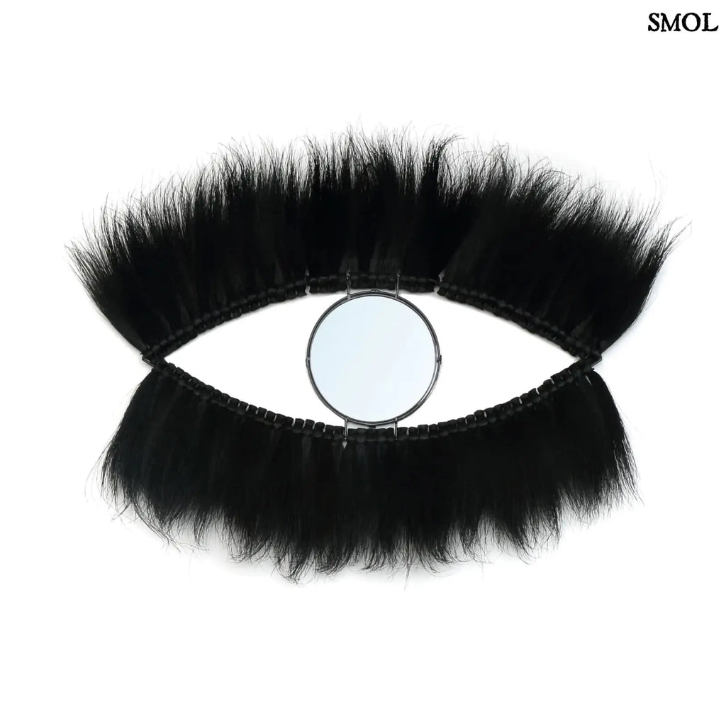 Falitükör fekete fűből, ovális formában, természetes anyagból készült, fehér háttérrel