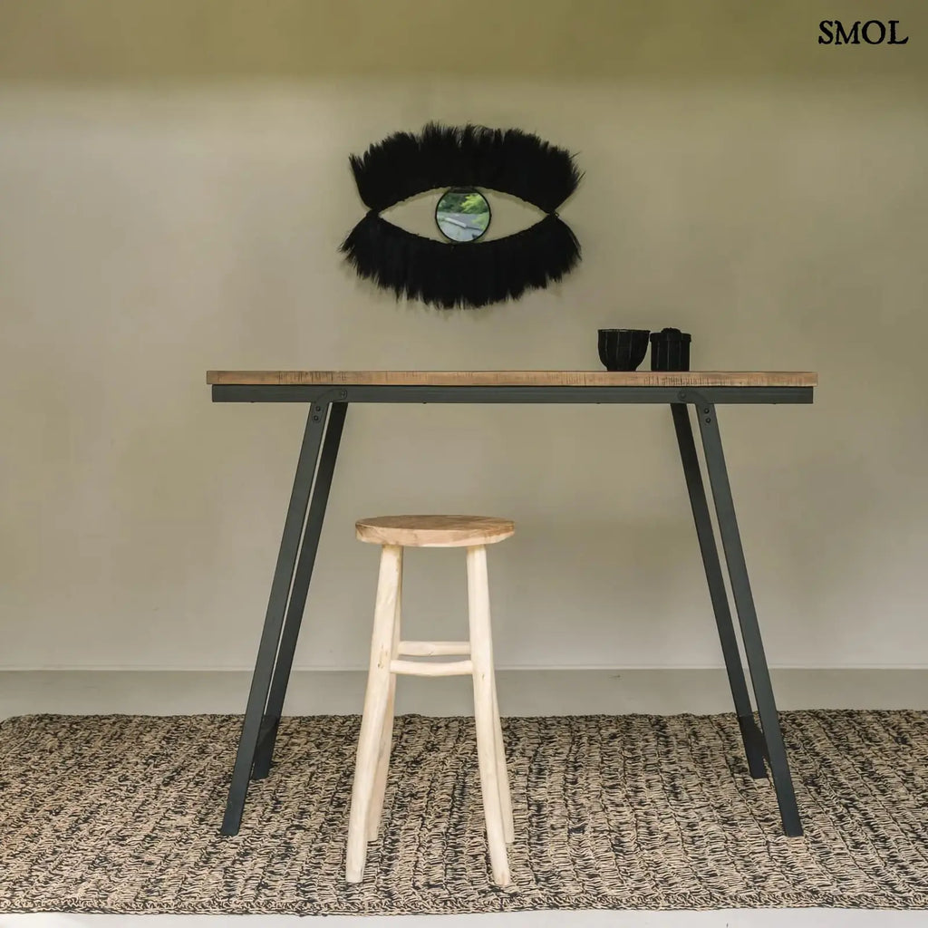 Falitükör fekete fűből, ovális formában, természetes anyagból készült, bárasztallal, bárszékkel