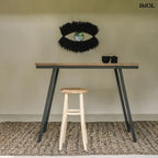 Falitükör fekete fűből, ovális formában, természetes anyagból készült, bárasztallal, bárszékkel