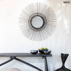 Fekete rattan falitükör kör alakú kerettel, természetes boho stílusban, előszobában