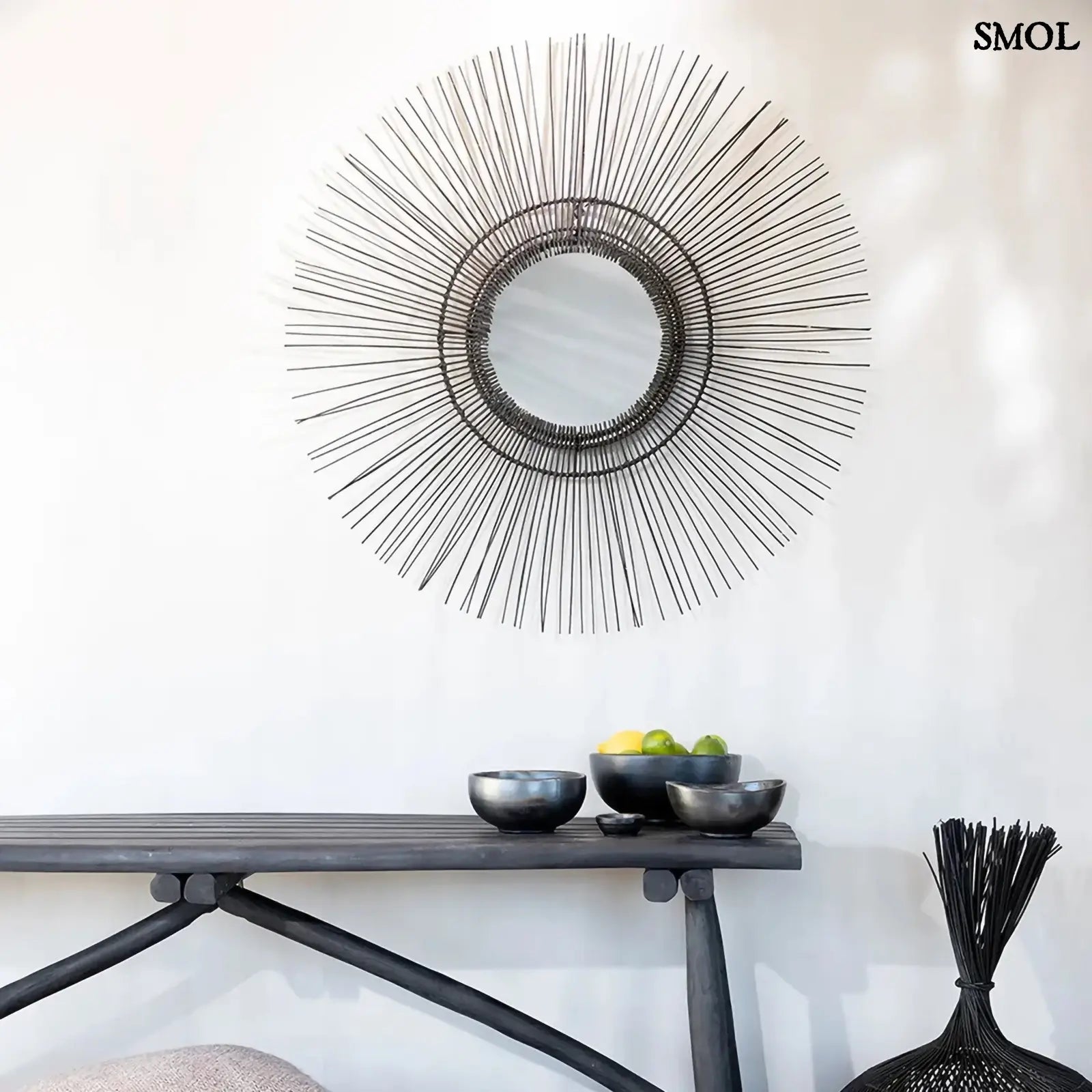 Fekete rattan falitükör kör alakú kerettel, természetes boho stílusban, előszobában