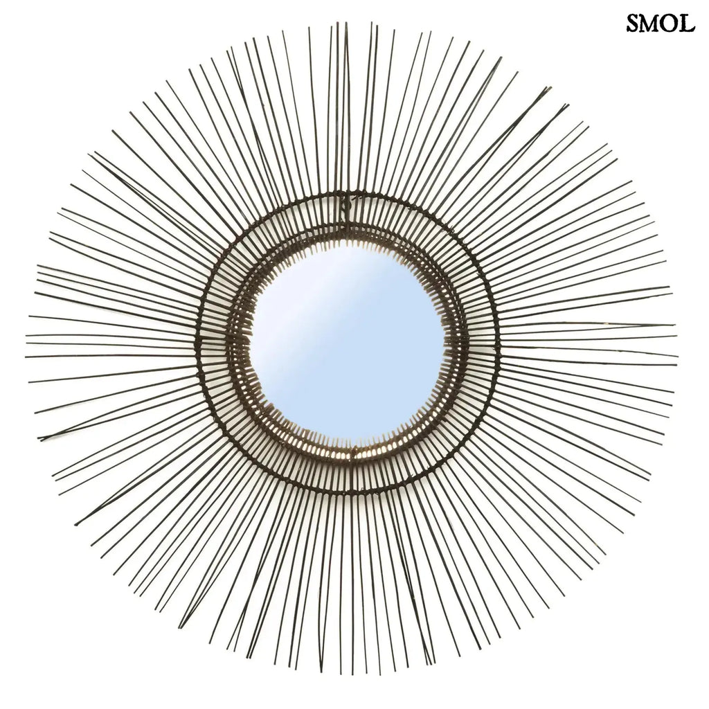 Fekete rattan falitükör kör alakú kerettel, természetes boho stílusban, fehér háttérrel