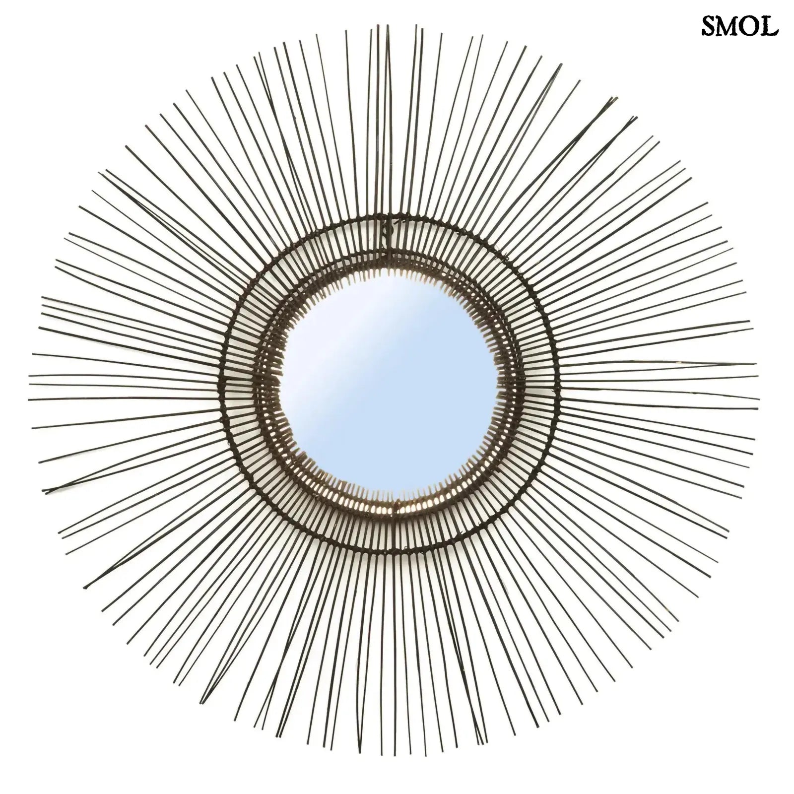 Fekete rattan falitükör kör alakú kerettel, természetes boho stílusban, fehér háttérrel