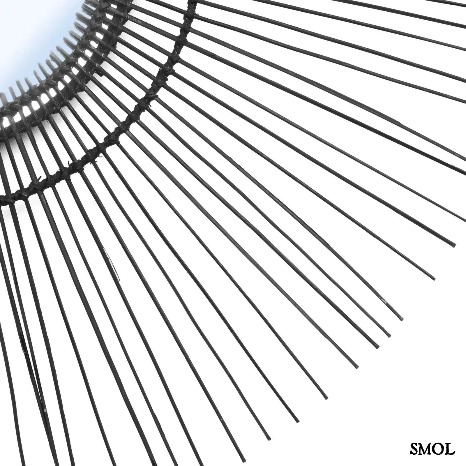 Fekete rattan falitükör kör alakú kerettel, természetes boho stílusban, nagyítva