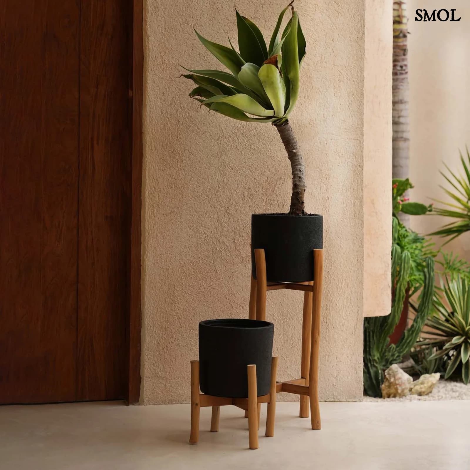 Fekete Terrakotta Virágtartó Teak Fa Lábbal | CHARCOAL LOW | SMOL - két méretben, egymás mellett