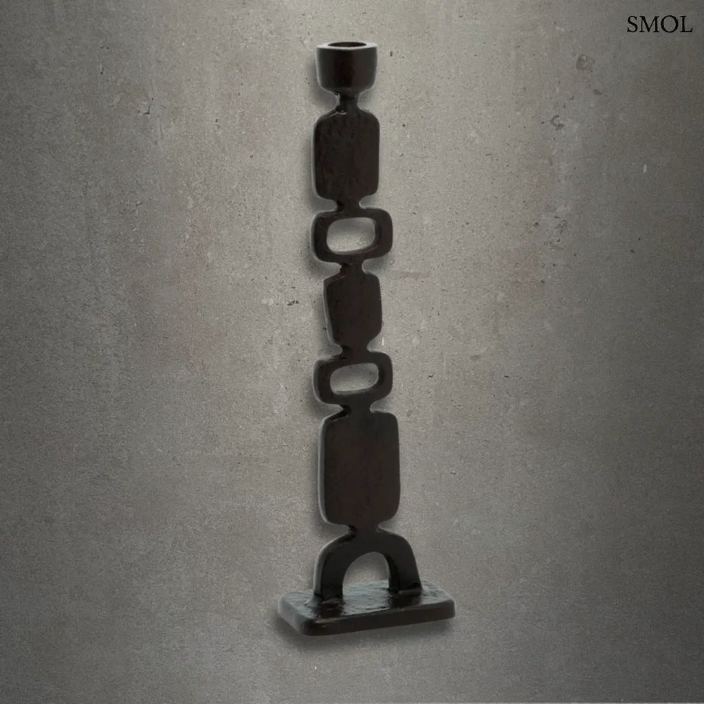 Karakteres fekete gyertyatartó aszimmetrikus, totemszerű formával, szürke háttérrel