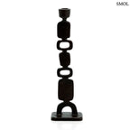 Karakteres fekete gyertyatartó aszimmetrikus, totemszerű formával, fehér háttérrel